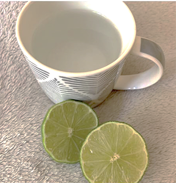 Beneficios del agua tibia con limón