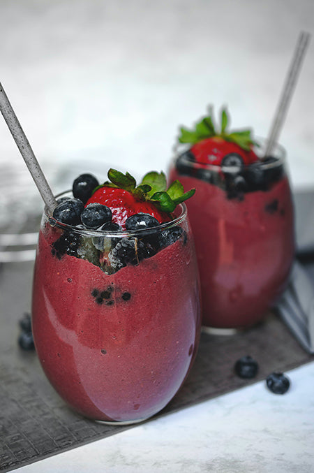 Batido cremoso de fresas y blueberries